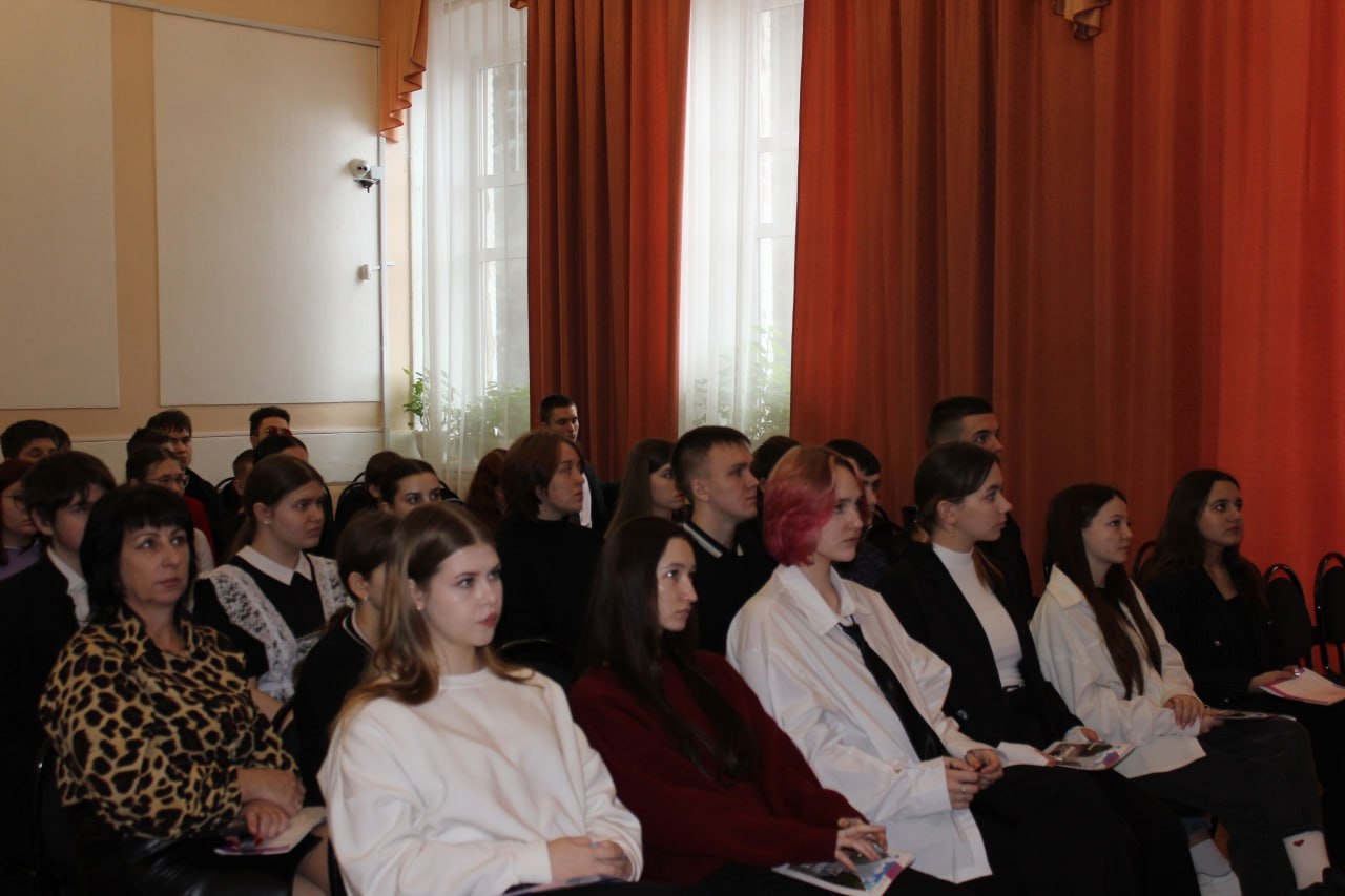 29.01.25 прошла встреча Поступай в ПГУ на ФПТЭТ с учениками 10 и 11 классов г. Сердобска и пригородных районов, старший преподаватель каф. СЛПиМ, Дурина Татьяна Анатольевна совместно с ОПР посетили МОУ СОШ №1, Лицей №2 и МОУ СОШ №4